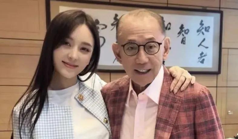 香港！很多大老板，早已资不抵债。82岁的杨受成，早已无力回天。英皇国际总债务达1