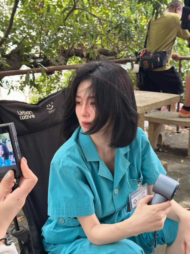 白鹿王韵娜被蜜蜂盯上了连蜜蜂都想和白鹿贴贴哈哈哈哈哈哈有点可爱是怎么回事！！