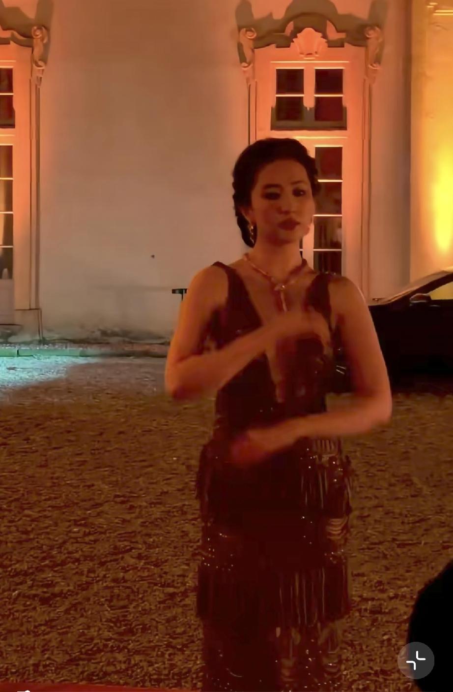 刘亦菲米兰街头被路人拍到，真人还是挺胖的，与她自己晒出的精修图反差很大，原来她也