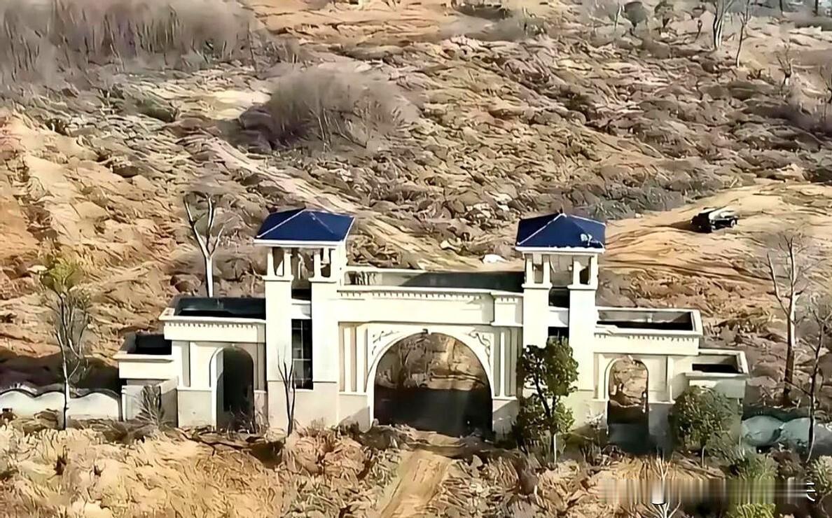“首付交了，楼没影，月供还得照给。”呼和浩特恒大文旅城业主王磊站在杂草长到腰的工