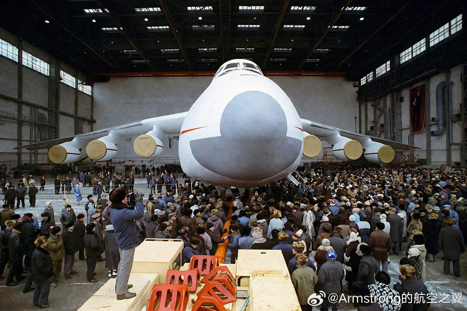 这张精美的照片展现了安东诺夫安-225运输机在1988年首次公开亮相的场景。