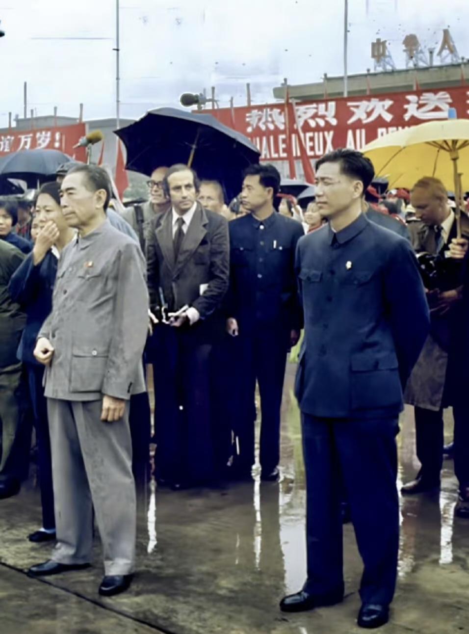 1973年周总理冒雨送外宾，蓝衣人是不是姚同志？1973年，周总理冒雨在上海虹