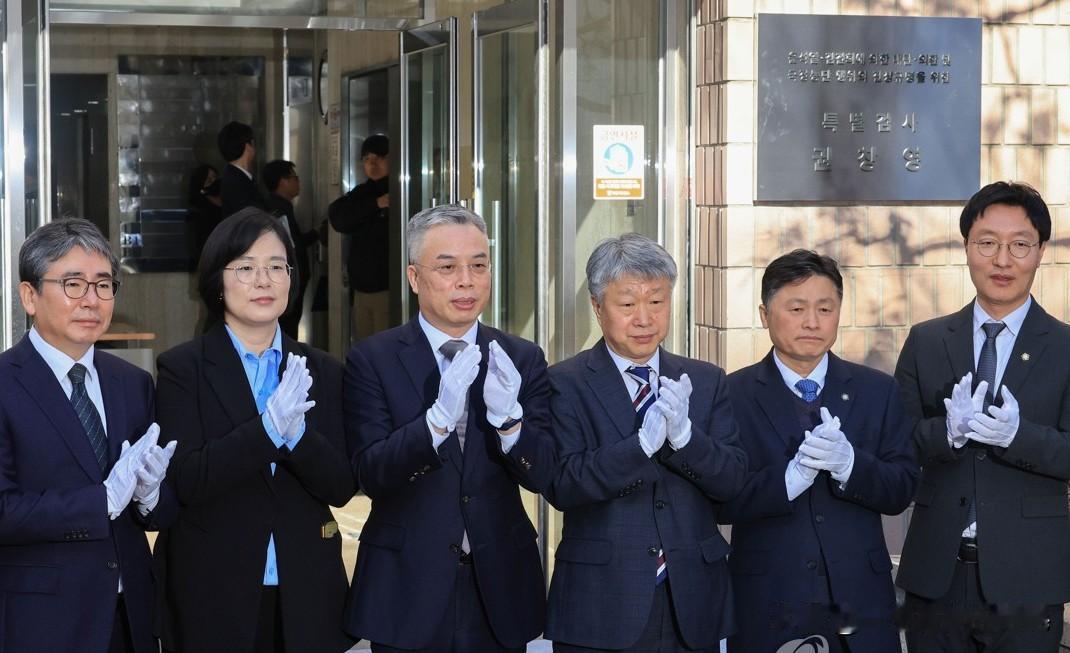 2月25日，韩国第二次综合特检组举行挂牌仪式，正式全面开展调查。特检负责人权昌永