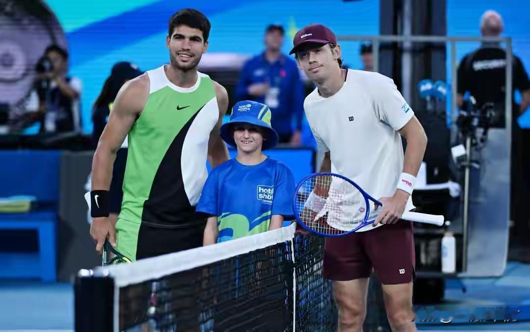 刚刚结束的澳网男单第二场1/4决赛，世界排名第一的阿尔卡拉斯以7:5、6:3、6