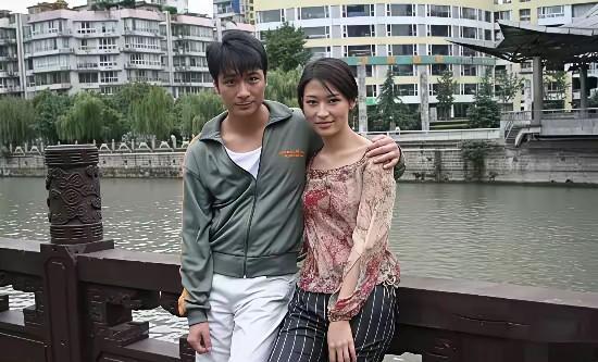哎呀！梁静怎么也想不到，年轻的时候还和吴镇宇有过一段幸福的日子呢，看上去还
