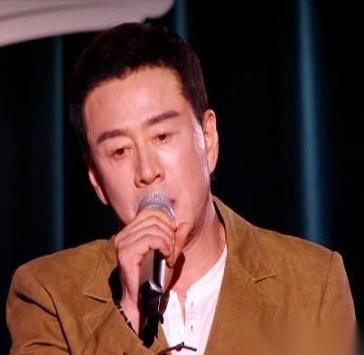 杨坤被淘汰，一点不冤。但大屏幕上跳出他5.02%的得票率时，这事儿就变得不对劲