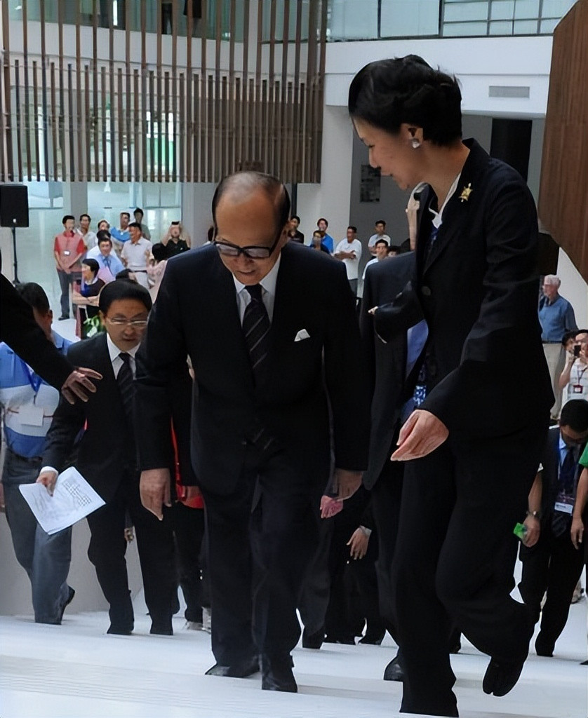 10月15日，网上传出李嘉诚去世的不实传言，长实集团第一时间发布声明辟谣。同一天福布斯公布了李嘉诚的