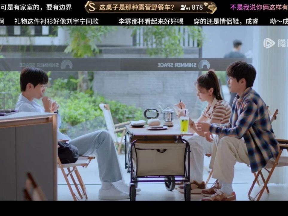 李雾的牛仔裤在袜子里