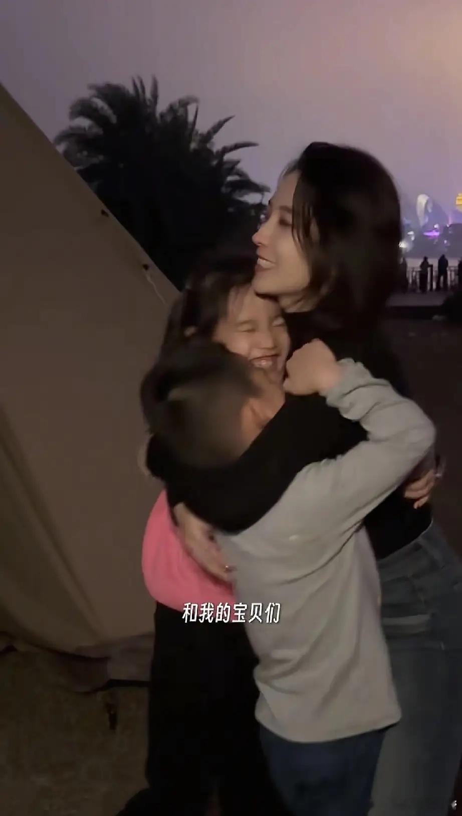 森林北晒一双儿女的近照，以及自己的怼脸拍，女儿正脸照曝光，看着好像哪个明星，儿子