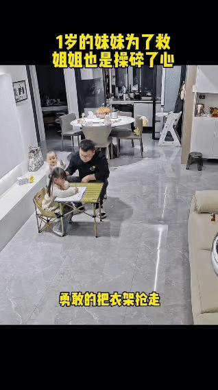 一岁妹妹“勇救”姐姐，这大概就是二胎最暖的模样爸爸正陪着姐姐写作业，眼看就