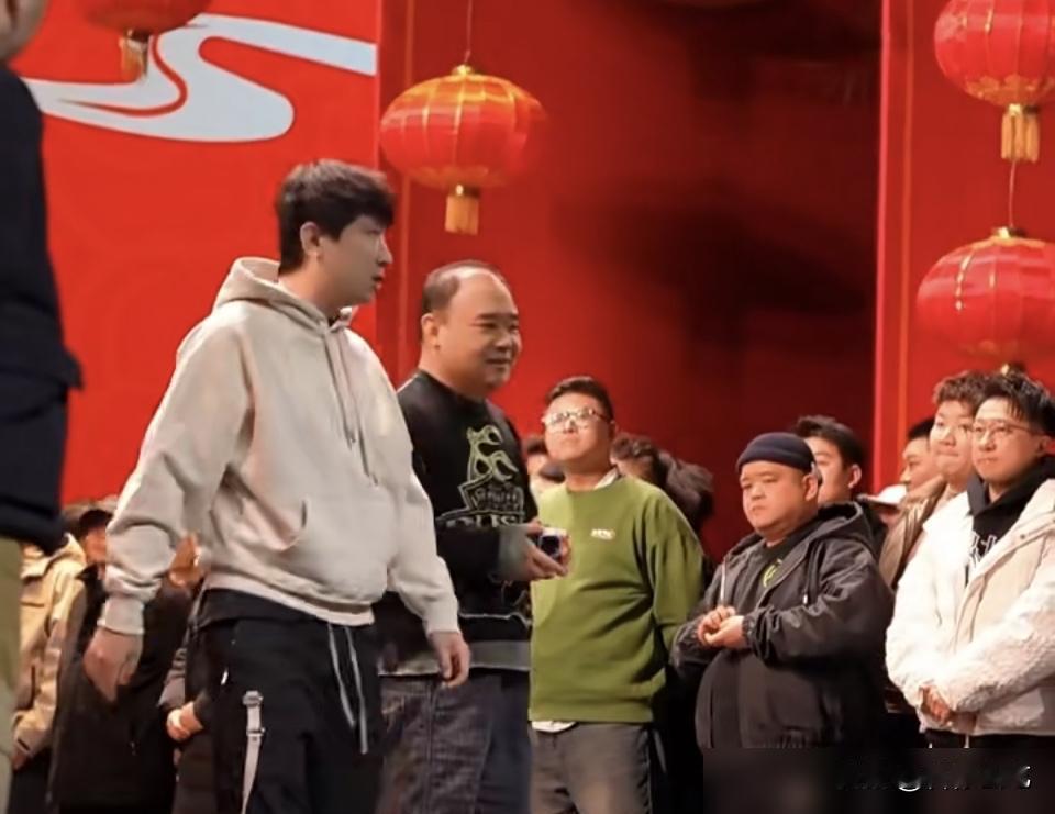 别看德云社三十年封箱多热闹，你把镜头给尚九熙，那才是真正的人间真实。台上锣鼓