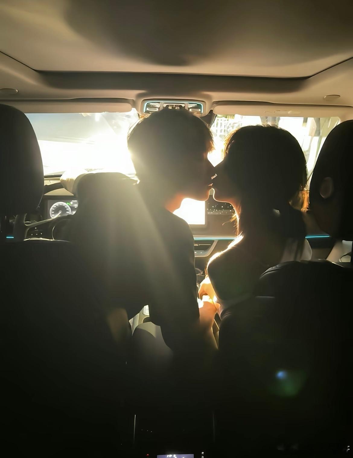 那天我们在车里接吻突然进来一束光​​​