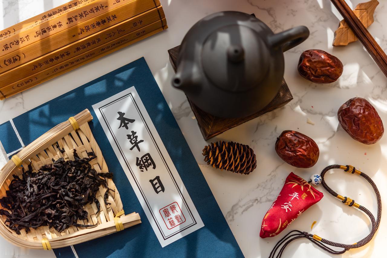 越来越多人知道，胃胀、反酸这类老胃病，中医调理才是正道。所以脾胃科的师兄让我给