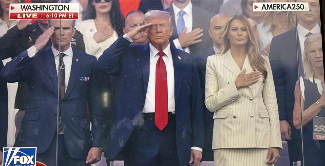 美国陆军成立250周年阅兵式组图。