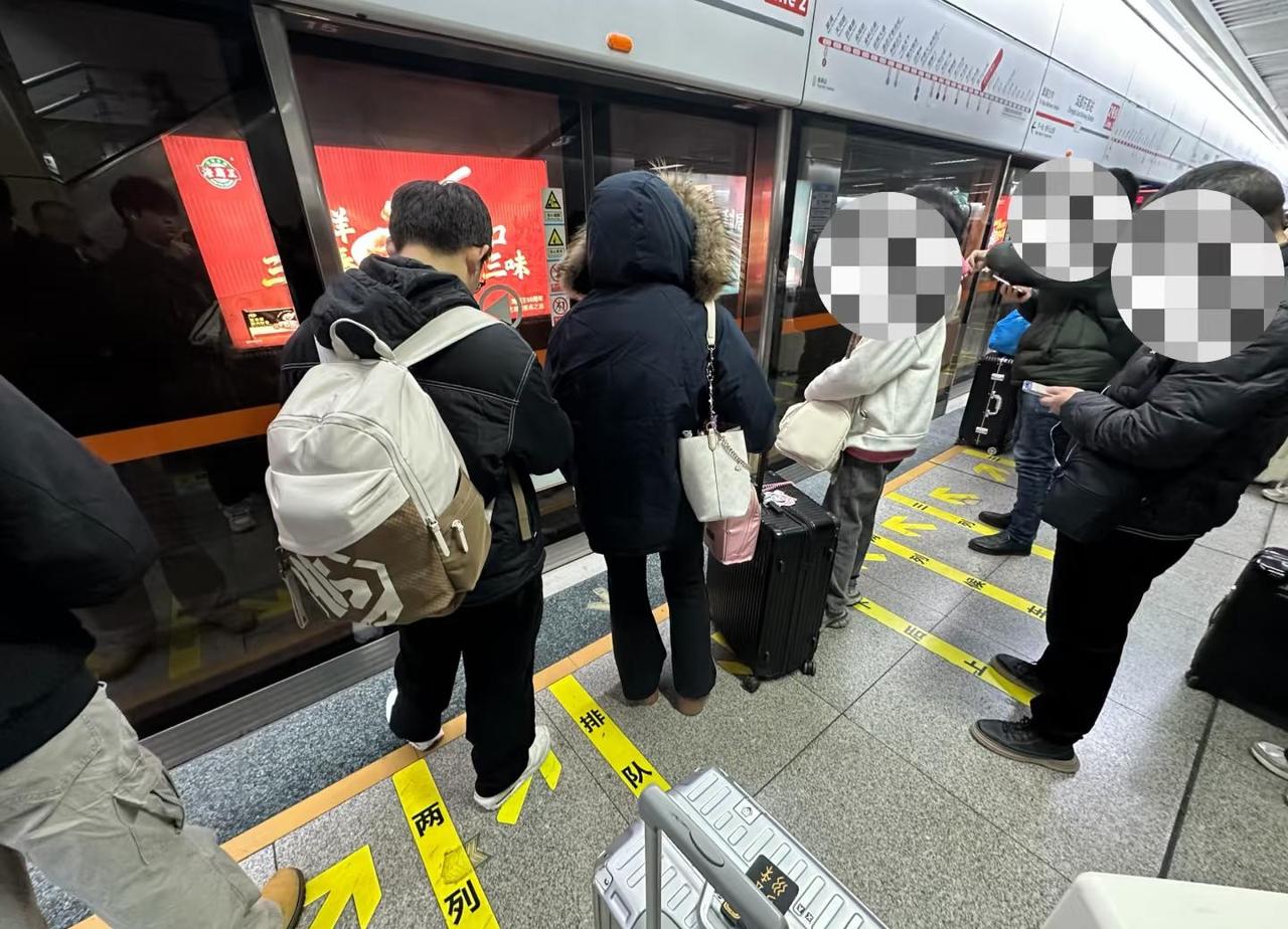 为什么成都地铁很少有人排队和先下后上在成都不知道为什么总是遇到大家不站在两边排