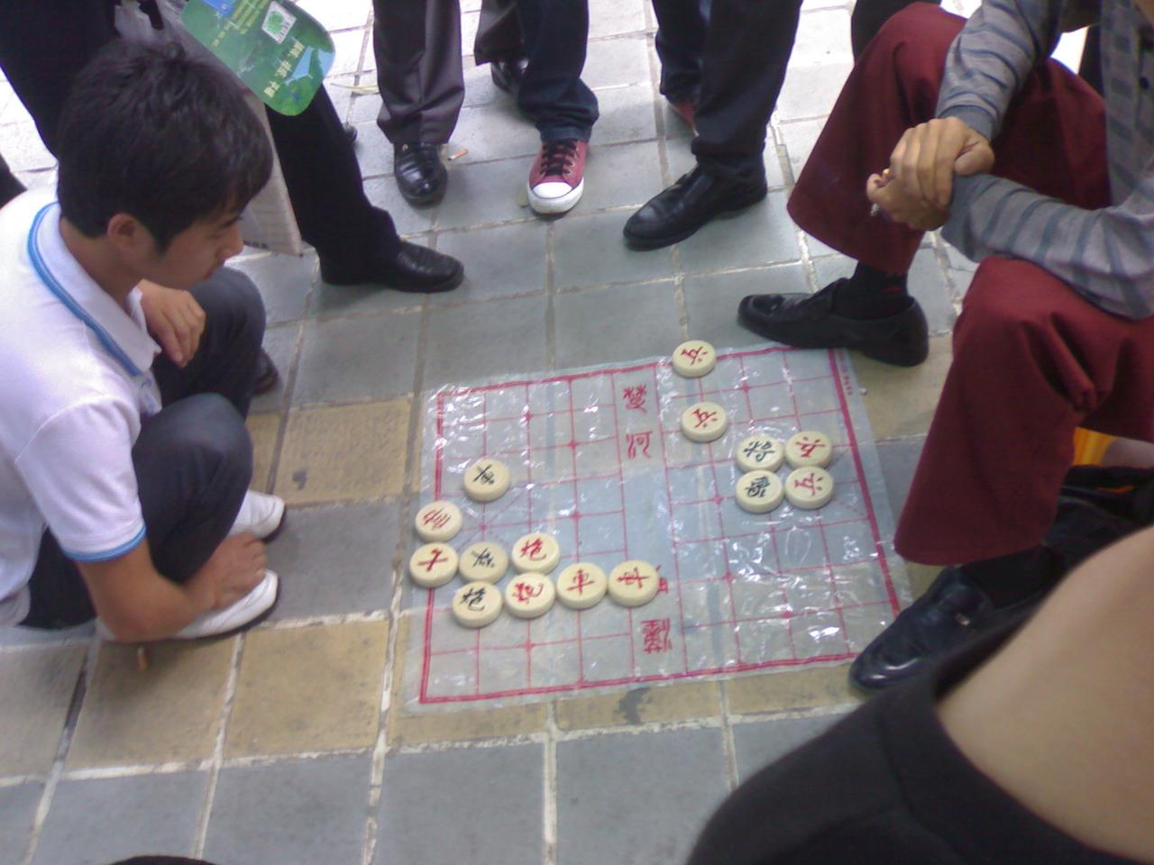 很多人不理解，路边摆象棋残局的，真的不怕遇到象棋高手吗？我来告诉大家真相！一般而