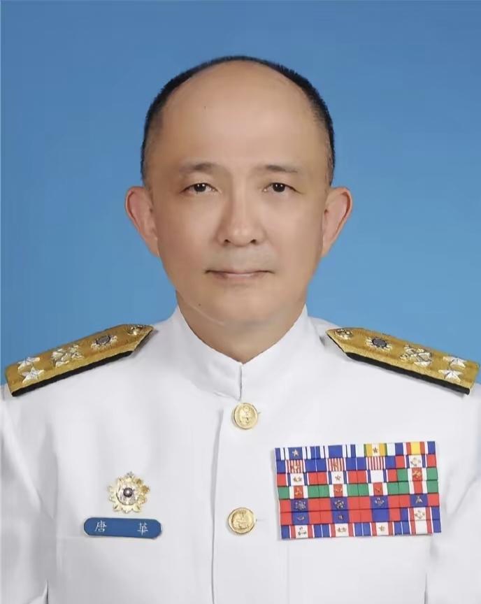 姓名牌是用的汉字书写的，名字叫“唐华”，不知道这是哪个地方的制服，看着胸前这么多
