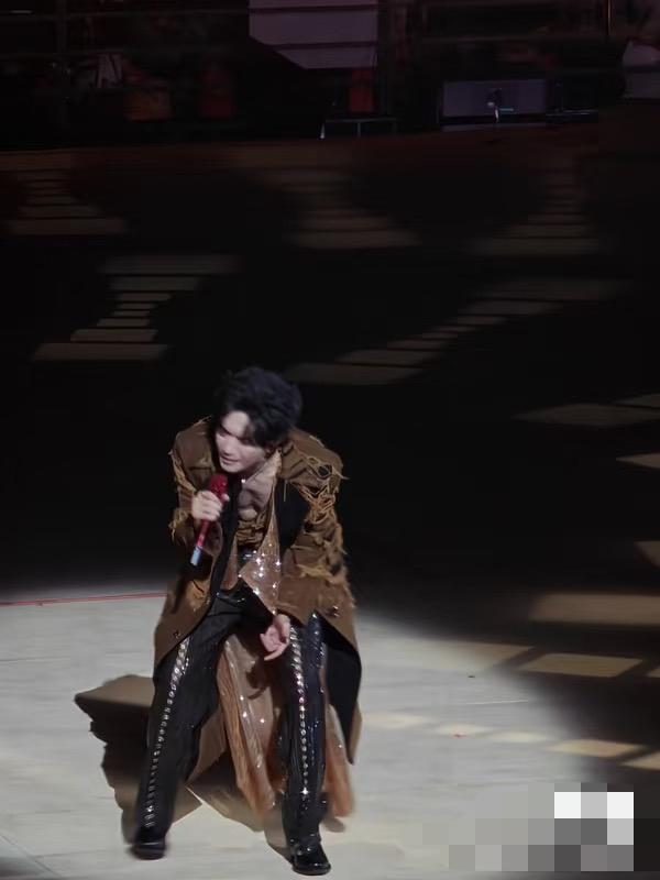 陈楚生回家打开🍠一看！天塌了😃估计他根本就没想到歌迷会如此深扒每一帧照片，