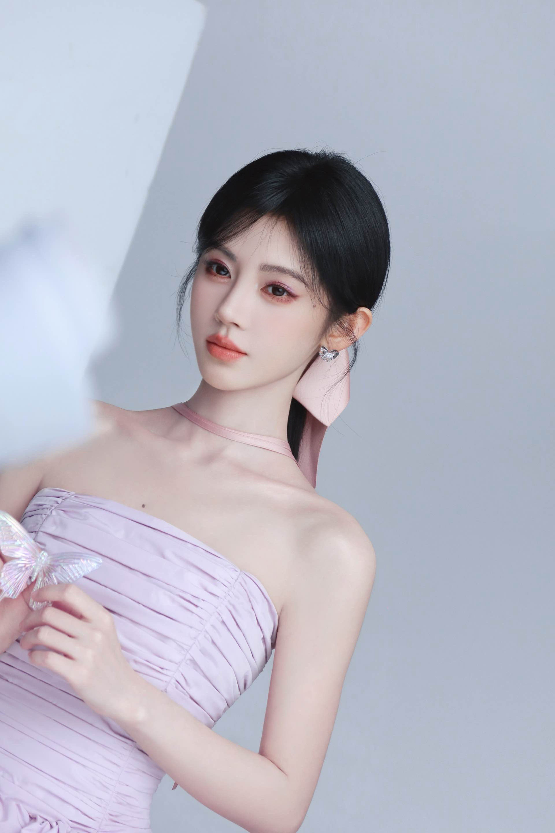 鞠婧祎干净纯粹，澄澈动人。鞠婧祎蝶落指尖