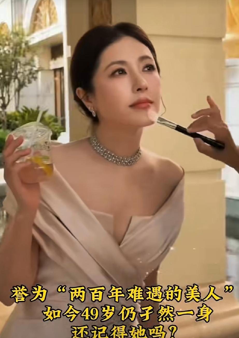 她被誉为中戏“两百年难遇的美人”，如今49岁越来越美，还记得她吗？
