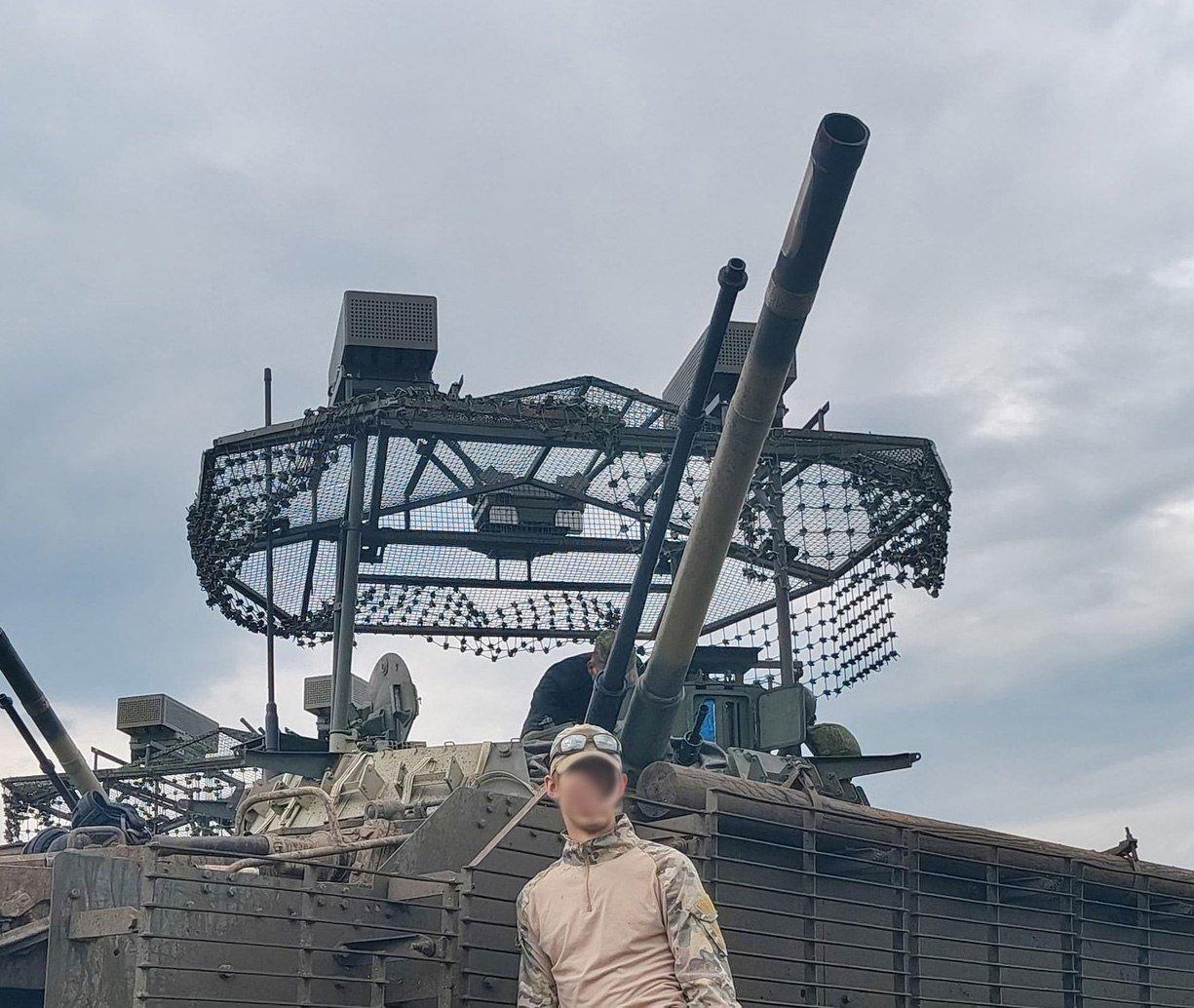 俄罗斯BMP-3，2026型。-车体首上装甲（UFP）和乘员舱盖上加装了附加