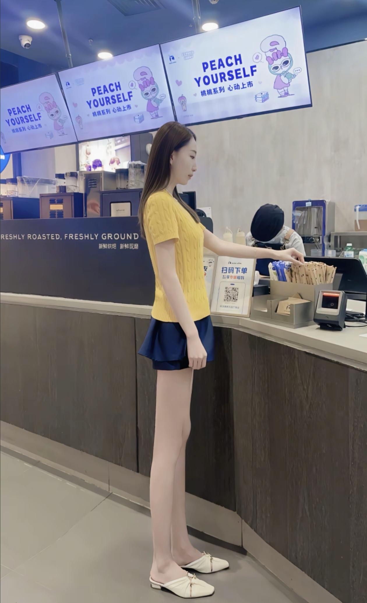 身姿挺拔，一看就素质很高。