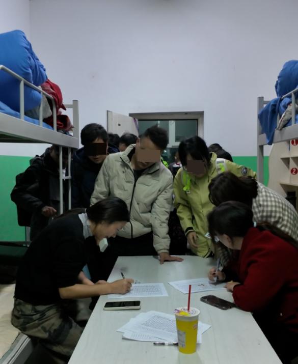 零下4℃的祁连，516名游客住进学生宿舍，可等学生们开学回来发现：充电线没了，抽