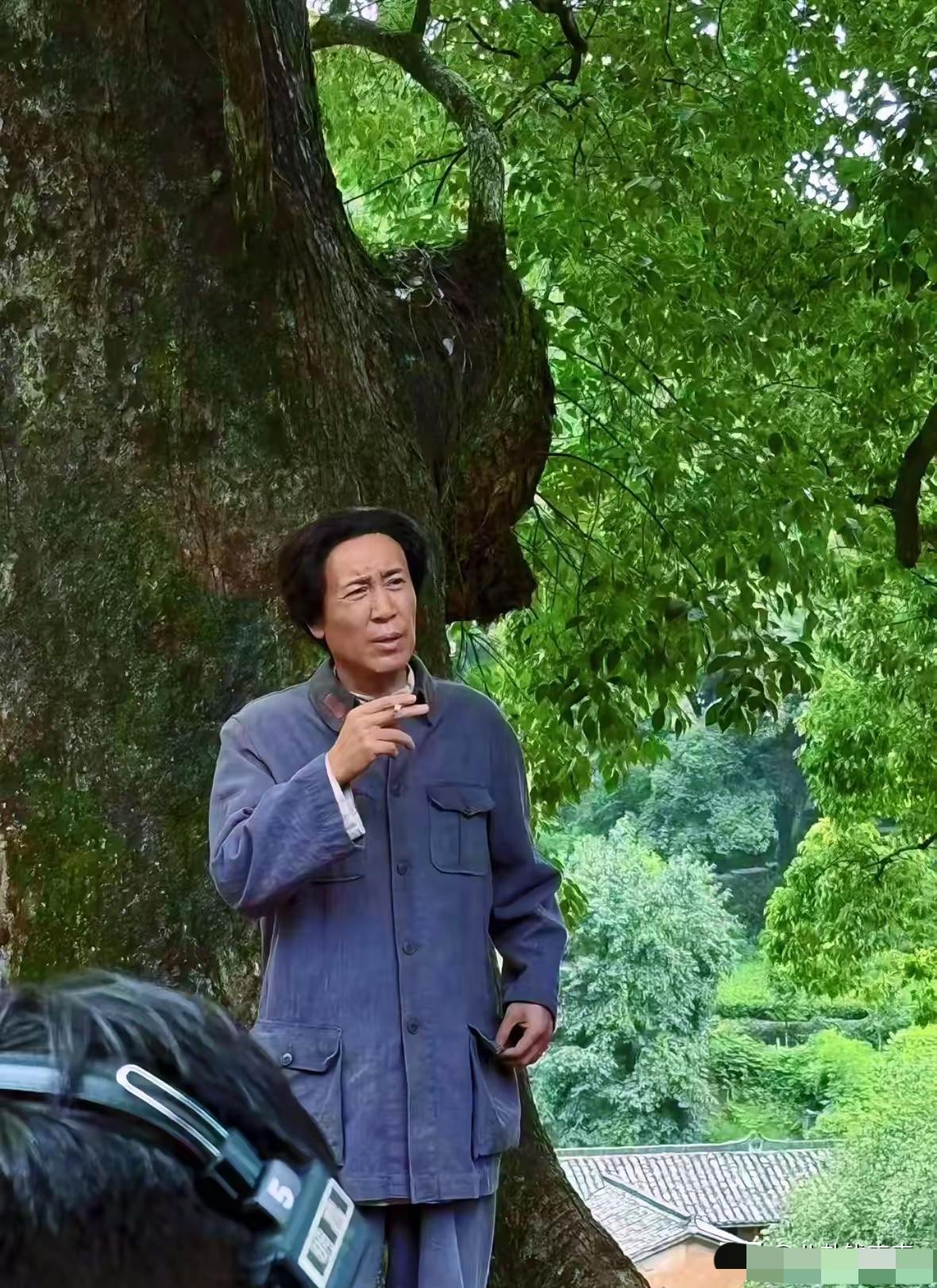 远看不像近看更不像，于和伟扮演电视剧《伟大的长征》中的首长，这个重要的特型演员角