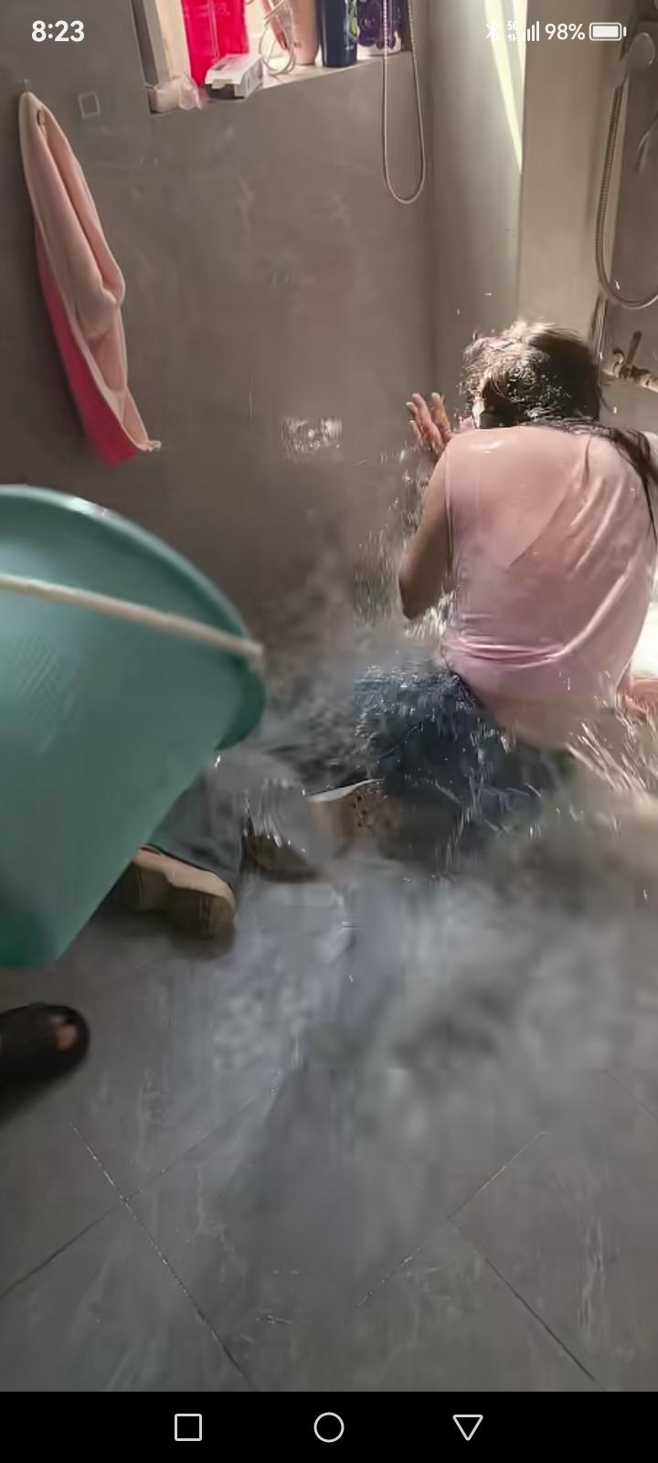 活该！这是出轨的下场。妻子出轨被丈夫发现，没吵，没闹，没打，趁妻子上洗澡间，掂了