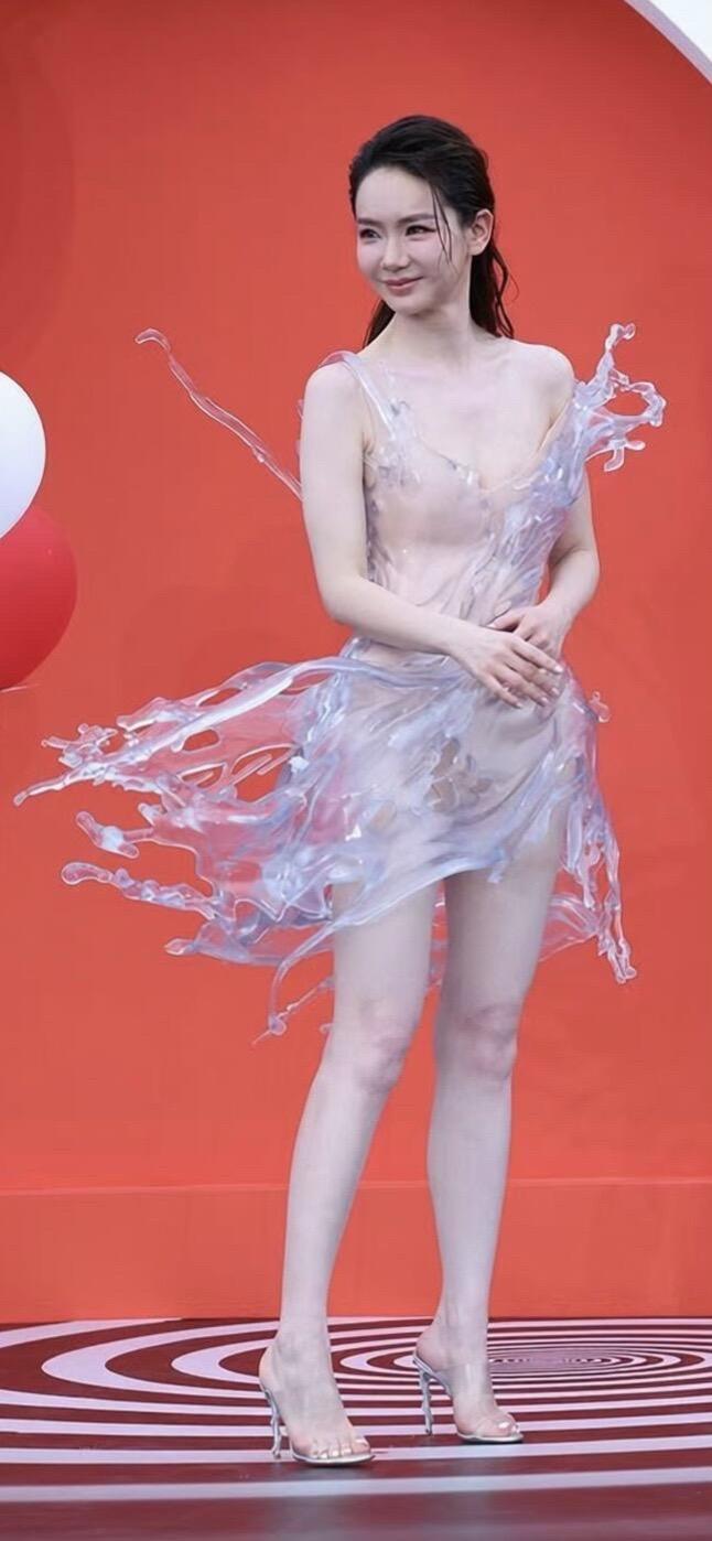 戚薇的3D打印水晶裙穿搭！戚薇戚薇红毯造型红毯上的小仙裙