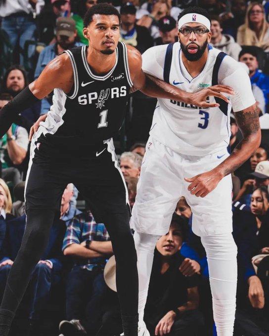 浓眉戴维斯谈到文班亚马，称他发育的比他更厉害了。戴维斯说：“文班亚马这