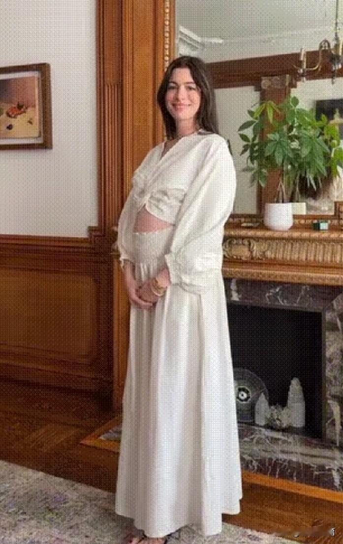 安妮海瑟薇怀上了第三胎，前一阶段她不停的参加电影宣传活动，竟然被掩藏的很好，没有