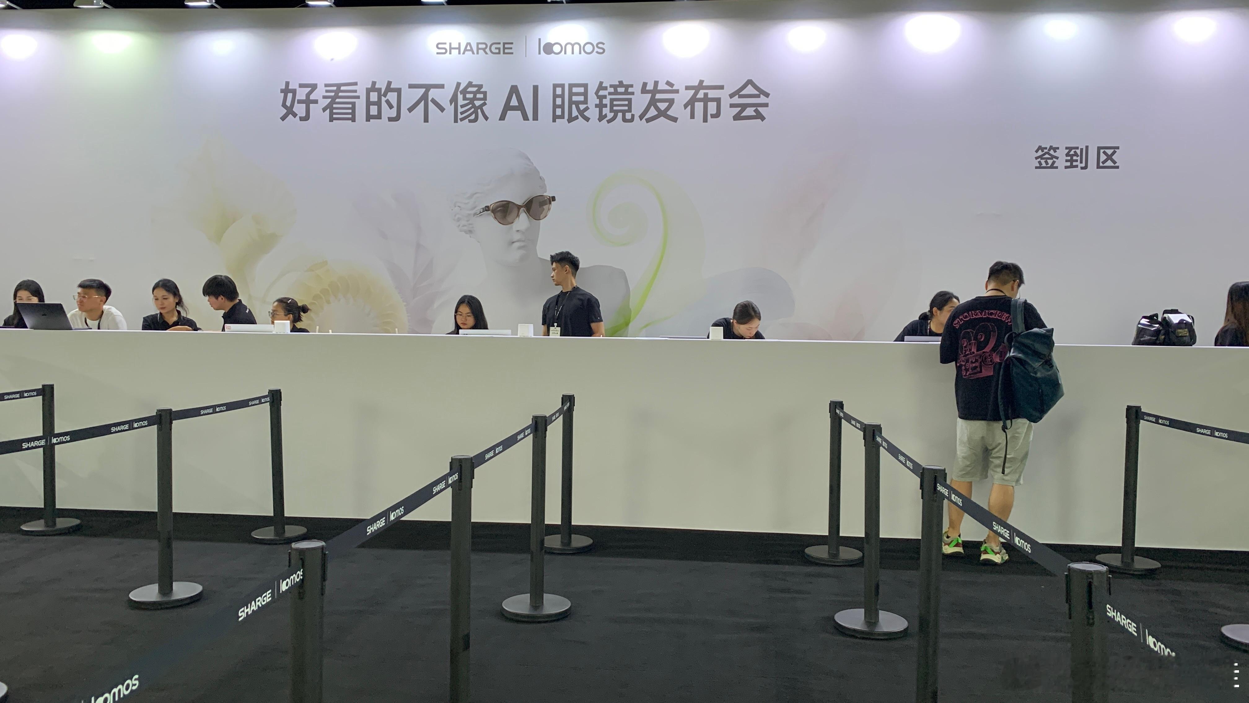 闪极loomos好看的不像AI眼镜发布会大武汉除了热干面，还有闪极AI眼镜发布