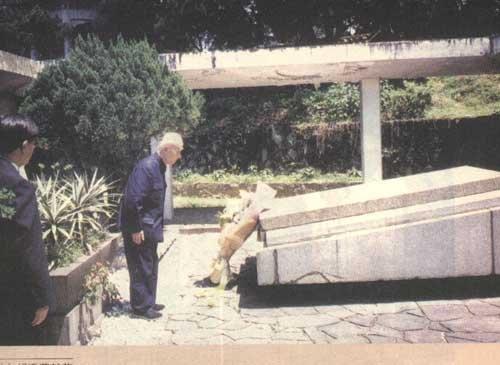 1999年，季羡凭吊胡适，一张罕见的留影，画面里躬身弯腰的老人就是季羡林。当