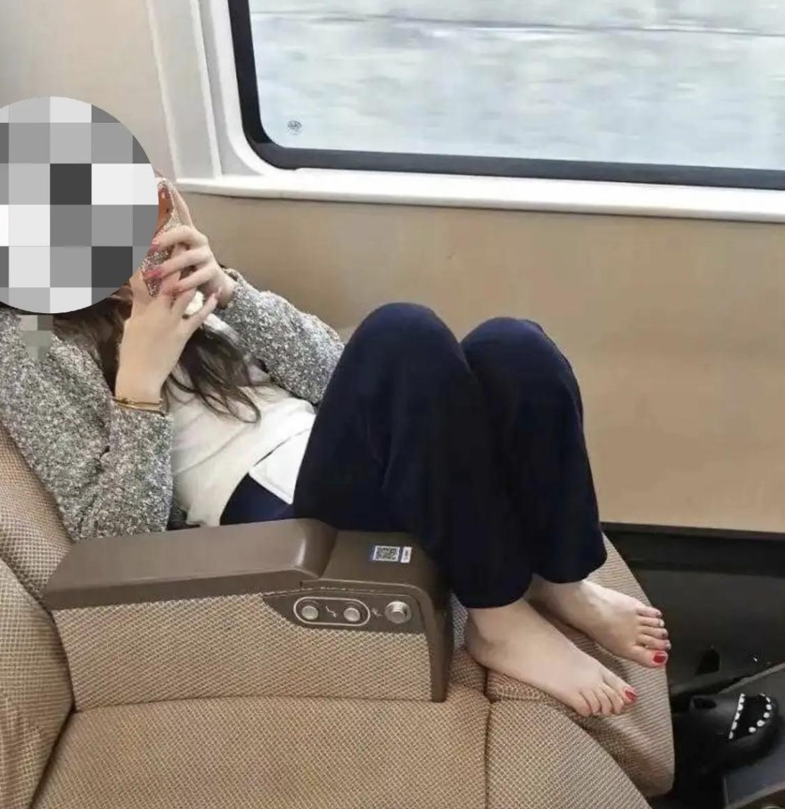 想不到一等座还能遇到这样的不文明行为