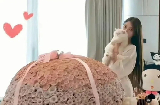 叶珂晒“追求者”送的超大玫瑰花！霸气回应日前，叶珂女士最近在社交媒体上晒了新