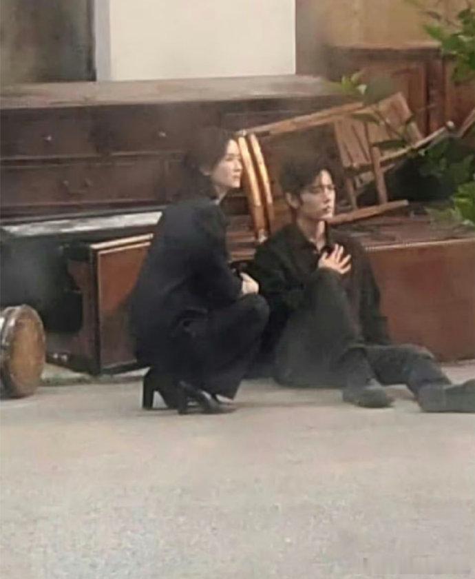 肖战受伤之后脱上衣处理伤口肖战十日终焉拍摄期间拿了多少个奖了肖战十日终焉拍摄期间