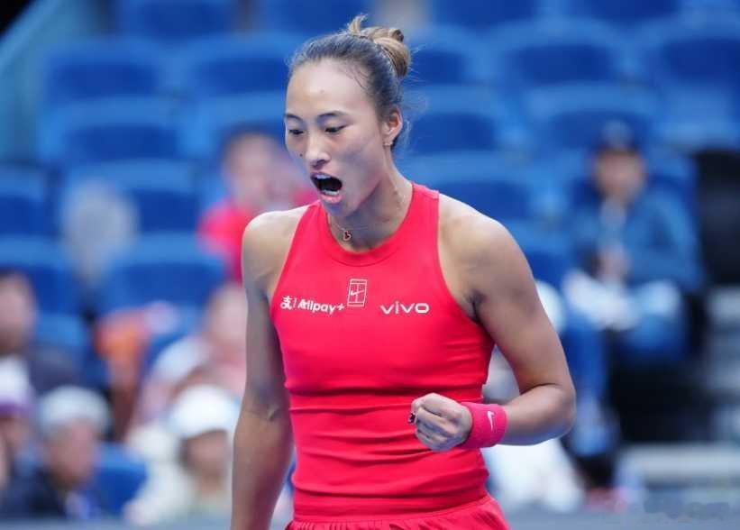 鏖战三局郑钦文时隔两年进中网16强鏖战三盘！郑钦文2-1击败布兹科娃，时隔两年