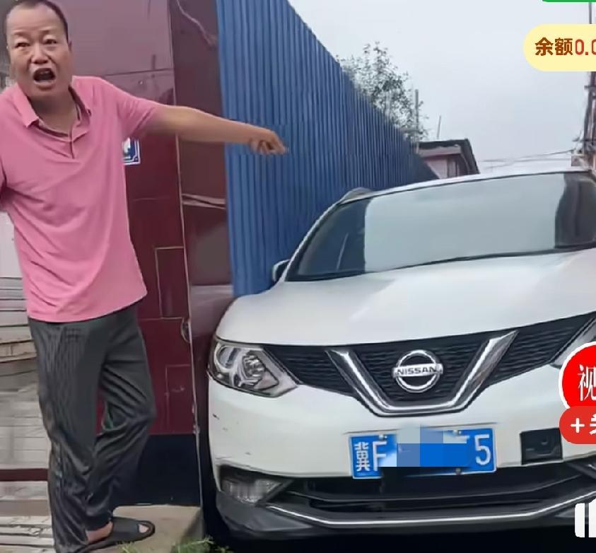 车辆通过狭窄巷子时被卡住，车门打不开，司机被困进退两难，网友说是路变窄了，还是