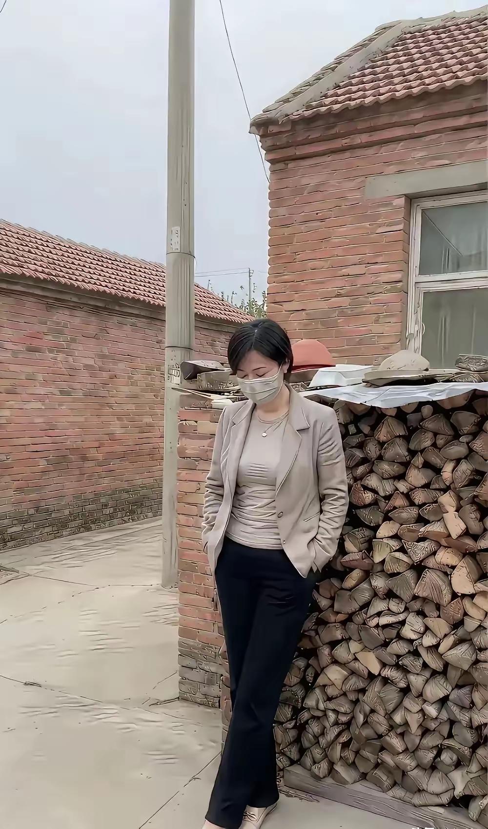 农村妇女53岁，穿着虽朴素点也不算太差也不显老土，人家颜值身材也不，差，关键本分