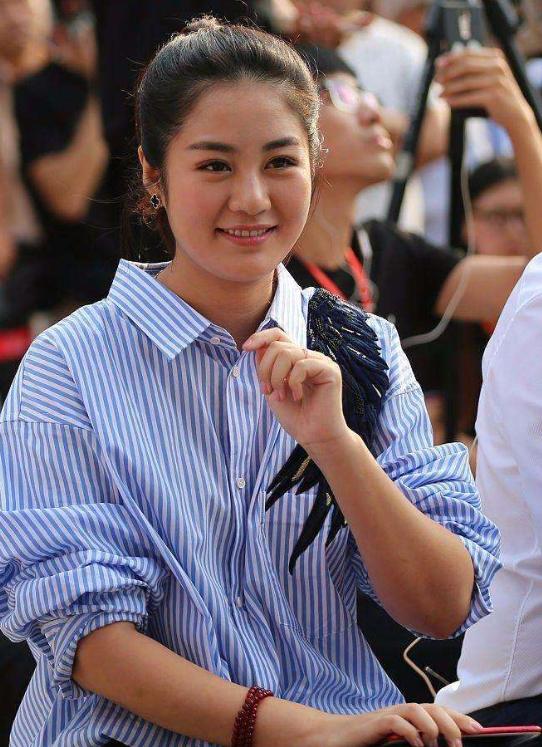 🌙2015年，“王小蒙”不顾赵本山的挽留，执意要嫁给身价过亿的富豪，大婚当天，