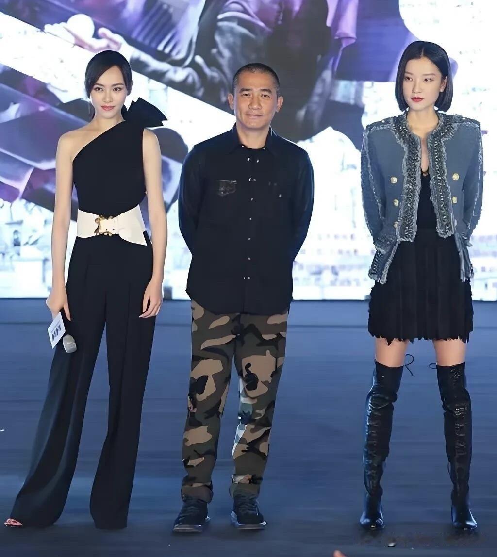 本以为唐嫣在女演员里算高挑的那种，没想到右边的这一位美女的身材更加棒，直接把中间