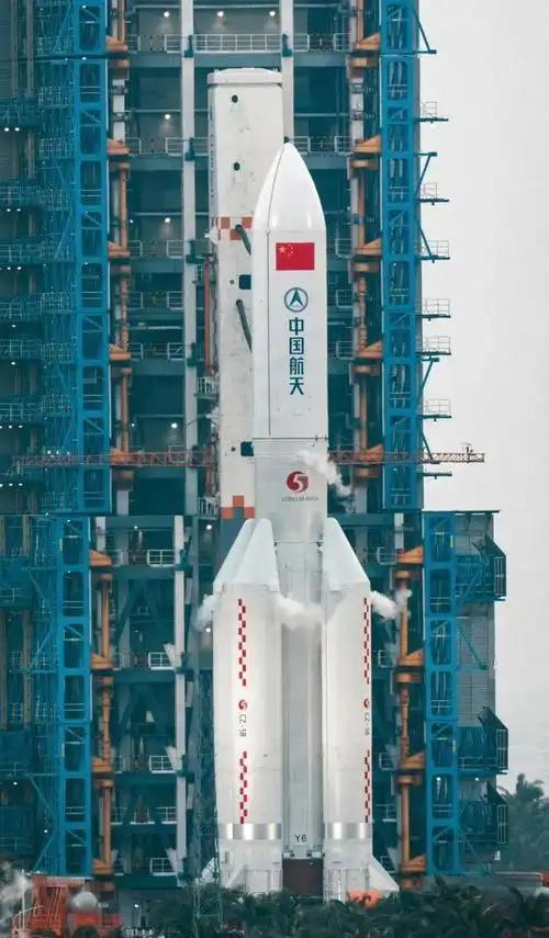 太悬了！载人火箭刚刚升空，发射台竟然塌了！当地时间11月27日，俄罗斯在拜科