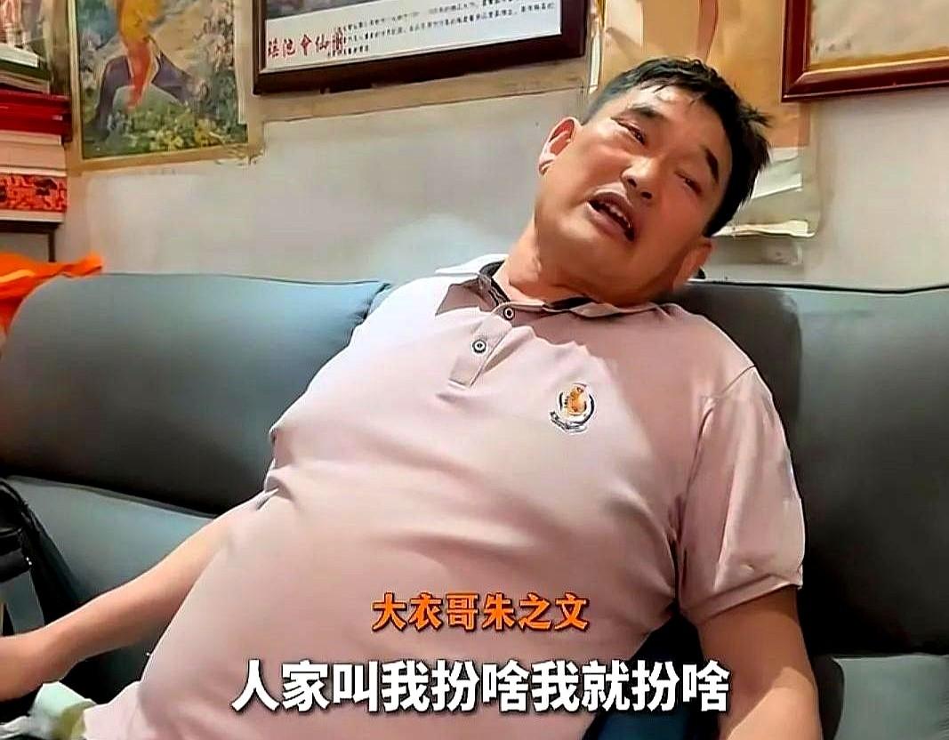 各大景区抢着要的朱之文，靠的根本不是唱功。他一个人拎个随身箱就出发，高铁站席