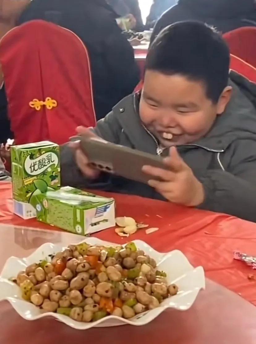 这小孩天生就是可爱型