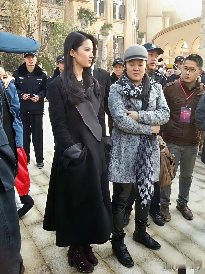 岁月从不败美人，这侧脸真绝。