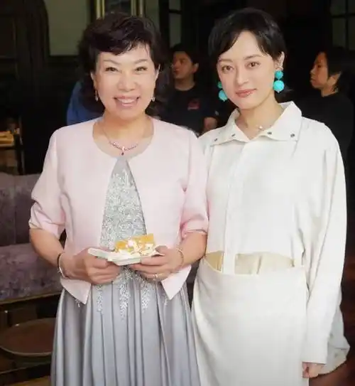 孙俪为妈妈高调庆生，寿宴现场画面曝光，孙母一身亮片裙气质出圈