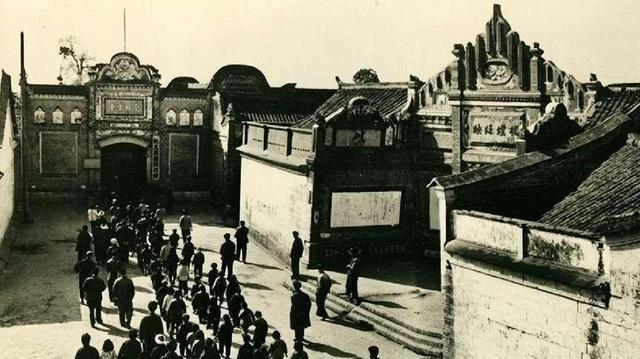 刘文彩最后的日子，房檐飞来几只乌鸦，下人驱赶却被他阻止：罢了然而，世事无常，