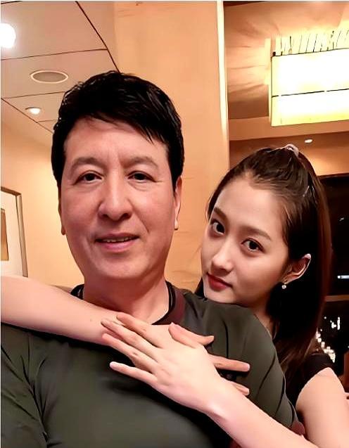 七年爱情说冷就冷，35岁鹿晗生日那天，关晓彤连一句“生日快乐”都没给。媒体盯着倒