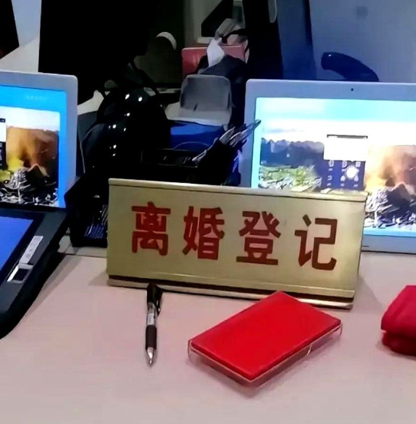 我不愿意给老公爸妈养老，老公和我冷战了10天，我提出了离婚，他同意了，第二天早上